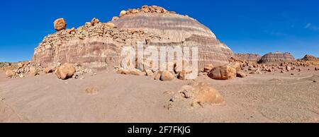 Panorama di una cresta nel parco giochi del Diavolo di hoodoos sbriciolati, Petrifified Forest National Park, Arizona, Stati Uniti d'America, Nord America Foto Stock