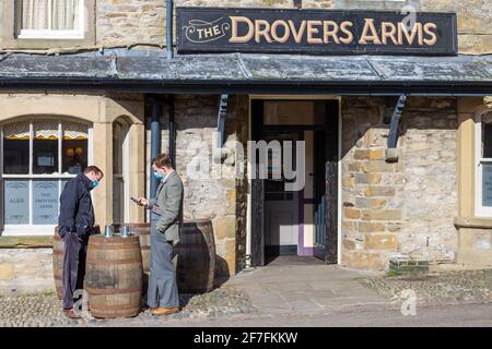 Grassington, Regno Unito. 7 aprile 2021. Nicholas Ralph (James Herriot) e Callum Woodhouse (Tristan Farnon) provano una scena indossando maschere durante le riprese per la seconda serie del Channel 5 re-make of All Creatures Great and Small si svolge nel villaggio di Grassington nello Yorkshire Dales Nation Park. (Credit: Tom Holmes Photography / Alamy Live News) Foto Stock