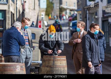 Grassington, Regno Unito. 7 aprile 2021. Nicholas Ralph (James Herriot), Samuel West (Siegfried Farnon) e Callum Woodhouse (Tristan Farnon) provano una scena indossando maschere durante le riprese per la seconda serie del Channel 5 re-make of All Creatures Great and Small si svolge nel villaggio di Grassington nel Yorkshire Dales Nation Park. (Credit: Tom Holmes Photography / Alamy Live News) Foto Stock