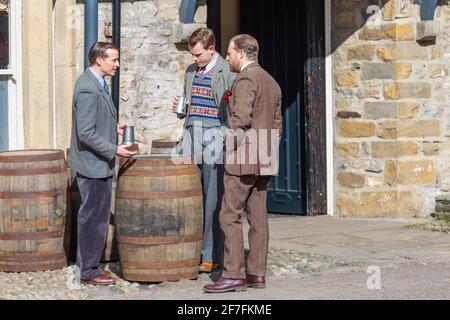 Grassington, Regno Unito. 7 aprile 2021. Nicholas Ralph (James Herriot), Samuel West (Siegfried Farnon) e Callum Woodhouse (Tristan Farnon) provano una scena durante le riprese per la seconda serie della Channel 5 re-make of All Creatures Great and Small si svolge nel villaggio di Grassington nel Yorkshire Dales Nation Park. (Credit: Tom Holmes Photography / Alamy Live News) Foto Stock