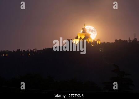 Luna piena alle spalle della Basilica di San Luca a Bologna, Emilia Romagna, Italia, Europa Foto Stock