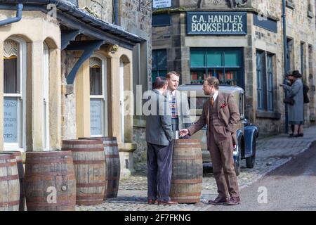 Grassington, Regno Unito. 7 aprile 2021. Nicholas Ralph (James Herriot), Samuel West (Siegfried Farnon) e Callum Woodhouse (Tristan Farnon) provano una scena durante le riprese per la seconda serie della Channel 5 re-make of All Creatures Great and Small si svolge nel villaggio di Grassington nel Yorkshire Dales Nation Park. (Credit: Tom Holmes Photography / Alamy Live News) Foto Stock