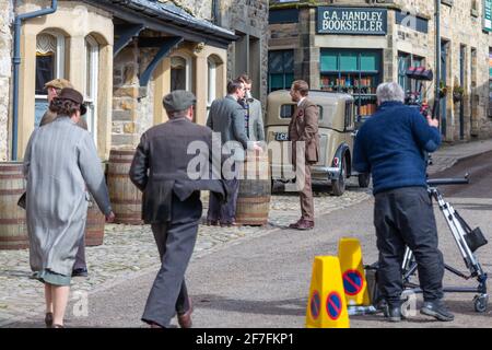 Grassington, Regno Unito. 7 aprile 2021. Nicholas Ralph (James Herriot), Samuel West (Siegfried Farnon) e Callum Woodhouse (Tristan Farnon) provano una scena durante le riprese per la seconda serie della Channel 5 re-make of All Creatures Great and Small si svolge nel villaggio di Grassington nel Yorkshire Dales Nation Park. (Credit: Tom Holmes Photography / Alamy Live News) Foto Stock