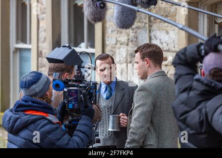 Grassington, Regno Unito. 7 aprile 2021. Nicholas Ralph (James Herriot), Samuel West (Siegfried Farnon) e Callum Woodhouse (Tristan Farnon) provano una scena durante le riprese per la seconda serie della Channel 5 re-make of All Creatures Great and Small si svolge nel villaggio di Grassington nel Yorkshire Dales Nation Park. (Credit: Tom Holmes Photography / Alamy Live News) Foto Stock