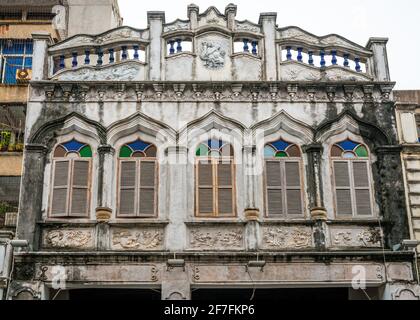 Vista frontale di un vecchio edificio coloniale a Xinmin west Road nel centro storico di Haikou Qilou Cina Hainan Foto Stock