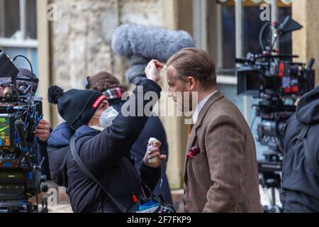 Grassington, Regno Unito. 7 aprile 2021. Samuel West (Siegfried Farnon) durante le riprese per la seconda serie della Channel 5 re-make of All Creatures Great and Small si svolge nel villaggio di Grassington nello Yorkshire Dales Nation Park. (Credit: Tom Holmes Photography / Alamy Live News) Foto Stock