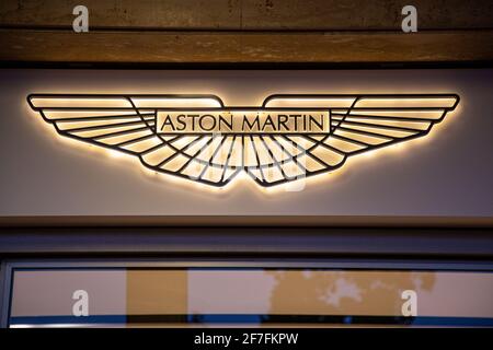 Showroom con emblema del logo Aston Martin Foto Stock