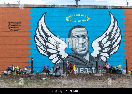 Houston, Stati Uniti. 06 Aprile 2021. La gente continua a posare i fiori al George Floyd Mural a Third Ward, Houston, TX, dove Floyd crebbe il 6 aprile 2021. Derek Chauvin è attualmente in fase di processo per la morte di Floyd a Minneapolis il 25 maggio 2020. (Foto di Jennifer Lake/Sipa USA) Credit: Sipa USA/Alamy Live News Foto Stock