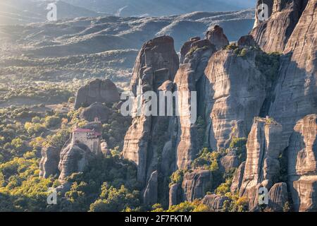 Tramonto sul monastero di Agios Nikolaos a Meteora, patrimonio dell'umanità dell'UNESCO, Tessaglia, Grecia, Europa Foto Stock