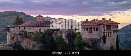 Panoramica sul monastero di Varlaam all'alba, Meteora, patrimonio dell'umanità dell'UNESCO, Tessaglia, Grecia, Europa Foto Stock