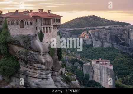 Varlaam e Roussanou (St Barbara) monasteri all'alba, Meteora, Patrimonio dell'Umanità dell'UNESCO, Tessaglia, Grecia, Europa Foto Stock