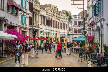 Haikou Cina, 21 Marzo 2021 : Qilou vecchia strada vista una strada pedonale con edifici arcade con turisti e drammatica luce a Zhongshan Haikou vecchio Foto Stock