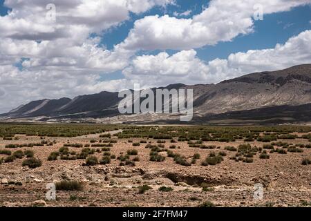 Paesaggio del Marocco con montagne sullo sfondo con nuvole bianche nel cielo, Marocco, Africa del Nord, Africa Foto Stock
