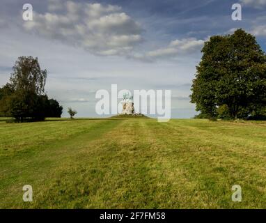 Una vista distante della statua del Cavallo di rame (George III) dal Long Walk, Windsor Great Park, Berkshire, Regno Unito. Foto Stock
