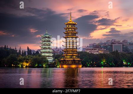 Pagode del sole e della luna al tramonto a Guilin, Guilin, Guangxi, Cina, Asia Foto Stock