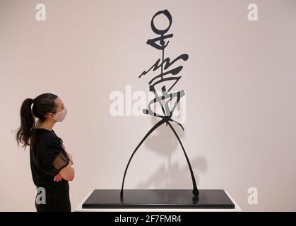 Galleria Ottobre, Londra, Regno Unito. 7 aprile 2021. ’Tears that Taste of the Sea’ è una mostra di nuove opere su vari media di Rachid Koraïchi (b.1947, algerino) prodotte nell’ultimo anno della crisi pandemica e tutte legate dallo stile di firma degli artisti di personaggi disegnati a mano e calligrafia. La mostra si svolge dal 13 aprile al 12 giugno 2021. Immagine: Rachid Koraïchi, della serie Les Vigilants (II), 2020. Acciaio, 176 x 128 x 25 cm. Credit: Malcolm Park/Alamy Live News. Foto Stock