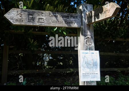 Denham, Regno Unito. 6 aprile 2021. Un avviso HS2 indica la chiusura di un'area del Denham Country Park per lavori di rilocazione di piloni elettrici collegati al collegamento ferroviario ad alta velocità HS2. Migliaia di alberi sono già stati abbattuti nella valle del Colne, dove opere HS2 includerà la costruzione di un Viadotto Colne Valley attraverso laghi e corsi d'acqua e rilocazione di piloni elettrici. Credit: Mark Kerrison/Alamy Live News Foto Stock