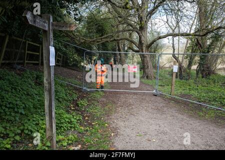 Denham, Regno Unito. 6 aprile 2021. Un avviso HS2 indica la chiusura di un'area del Denham Country Park per lavori di rilocazione di piloni elettrici collegati al collegamento ferroviario ad alta velocità HS2. Migliaia di alberi sono già stati abbattuti nella valle del Colne, dove opere HS2 includerà la costruzione di un Viadotto Colne Valley attraverso laghi e corsi d'acqua e rilocazione di piloni elettrici. Credit: Mark Kerrison/Alamy Live News Foto Stock