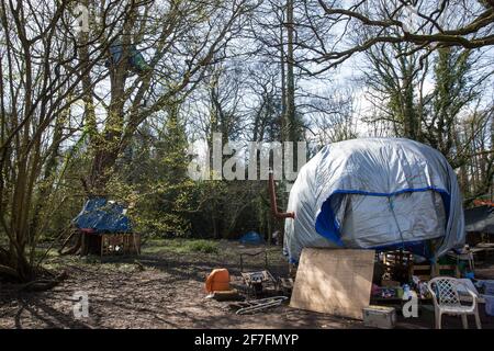 Denham, Regno Unito. 6 aprile 2021. Abitazioni al campo di protezione di Denham Ford, occupato da attivisti ambientali della ribellione HS2 che si oppongono al collegamento ferroviario ad alta velocità HS2. Migliaia di alberi sono già stati abbattuti nella valle del Colne, dove opere HS2 includerà la costruzione di un Viadotto Colne Valley attraverso laghi e corsi d'acqua e rilocazione di piloni elettrici. Credit: Mark Kerrison/Alamy Live News Foto Stock