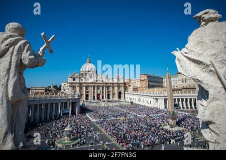 Una visione generale di Piazza San Pietro e della Basilica di San Pietro durante una Messa che segna il Giubileo dei catechisti, Vaticano, Roma, Lazio, Italia Foto Stock