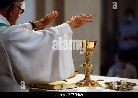 Chiesa cattolica durante l'epidemia di covid-19, Messa domenicale, Santa comunione, San Gervais, alta Savoia, Francia, Europa Foto Stock