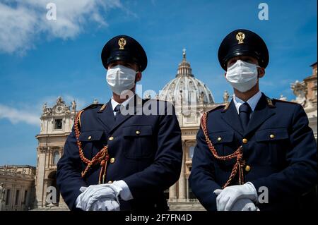 Poliziotti italiani in Piazza San Pietro, Vaticano, Roma, Lazio, Italia, Europa Foto Stock