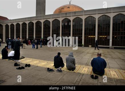 UOMINI MUSULMANI IN PREGHIERA NELLA MOSCHEA CENTRALE, REGENTS PARK, ALL'INIZIO DI RAMADAN. 16/11/01 PILSTON Foto Stock