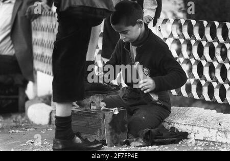 Un bambino pulisce le scarpe per le strade di Istanbul in Turchia Dbase Foto Stock