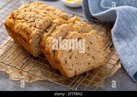 Birra pane su una griglia di raffreddamento affettato e pronto a. mangiare Foto Stock