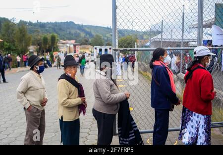 Quito, Ecuador. 06 Aprile 2021. Molti anziani aspettano in una tenda per ricevere il vaccino nella Parroquia de Nono vicino Quito, Ecuador, il 6 aprile 2021. Il personale del Ministero della Sanità pubblica si è incaricato della logistica mentre hanno realizzato il piano di vaccinazione Framework promosso dal governo entro la prima fase per gli adulti anziani nella parrocchia rurale di Nono situata a nord-ovest della capitale Quito. (Foto di Juan Diego Montenegro/Sipa USA) Credit: Sipa USA/Alamy Live News Foto Stock