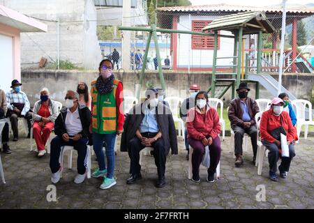 Quito, Ecuador. 06 Aprile 2021. Molti anziani aspettano in una tenda per ricevere il vaccino nella Parroquia de Nono vicino Quito, Ecuador, il 6 aprile 2021. Il personale del Ministero della Sanità pubblica si è incaricato della logistica mentre hanno realizzato il piano di vaccinazione Framework promosso dal governo entro la prima fase per gli adulti anziani nella parrocchia rurale di Nono situata a nord-ovest della capitale Quito. (Foto di Juan Diego Montenegro/Sipa USA) Credit: Sipa USA/Alamy Live News Foto Stock