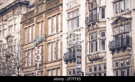 Le strade e gli edifici del centro di Manchester Foto Stock