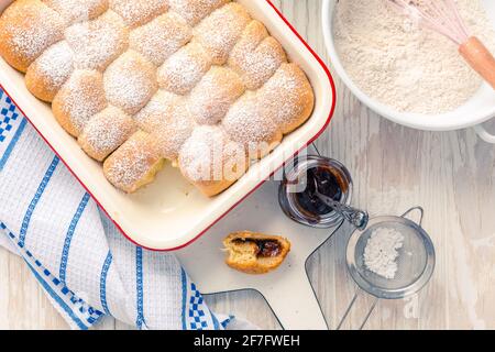 Involtini dolci, Buchteln ripieni di confettura di prugne o gelatina con ingredienti di supporto Foto Stock