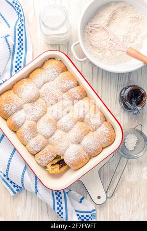 Involtini dolci, Buchteln ripieni di confettura di prugne o gelatina con ingredienti di supporto Foto Stock