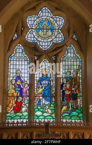 CHIESA DI SAN Giovanni Battista Yarkhill, la finestra orientale raffigurante Gesù con i bambini. Herefordshire Regno Unito. Marzo 2021 Foto Stock