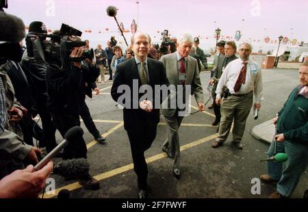 Il leader del partito conservatore William Hague ottobre 1997 con Lord Parkinson in arrivo per la Conferenza del Partito conservatore a Blackpool. Foto Stock