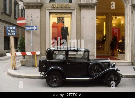 Milano (Italia), una vecchia Fiat 'Balilla' parcheggiata di fronte al negozio Gucci in via Montenapoleone Foto Stock