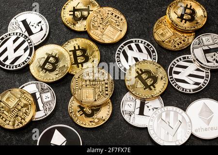 Monete di Bitcoin, Ethereum, Litecoin su sfondo nero Foto Stock