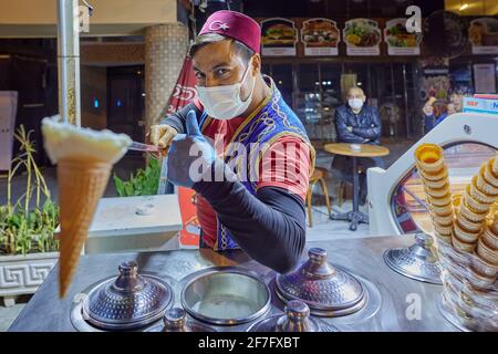Trucchi tradizionali con gelato turco o dondurma Maras nella città di Antalya. Foto Stock