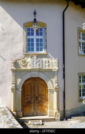 Portale nel castello di Rotwasserstelz (Rötteln). Il portale delle tesi è un bell'esempio dello stile classico Luigi XVI, o lo stile della passera. Germania. Foto Stock