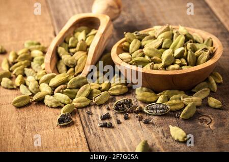 Cardamomo verde su tavolo di legno Foto Stock