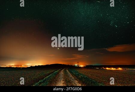 Paesaggio rurale con cielo spazio fantastico Foto Stock