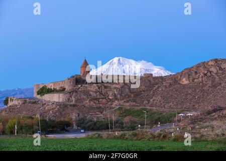 Armenia, Yerevan, Ararat pianura, Khor Virap Chiesa Apostolica Armena monastero, ai piedi del monte Ararat Foto Stock