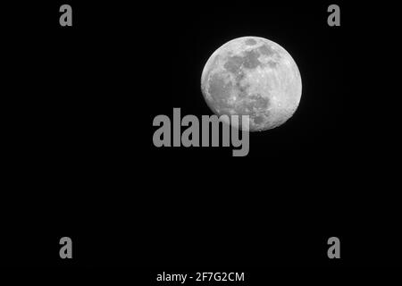 quasi piena luna su cielo notturno dettagli ravvicinati Foto Stock