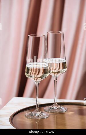 Prosecco Valdobbiadene bicchieri, fondo di velluto rosa Foto Stock
