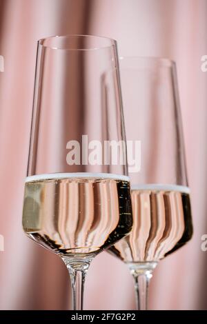 Prosecco Valdobbiadene bicchieri, fondo di velluto rosa Foto Stock