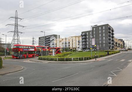 Nuovi isolati di appartamenti su Mallards Road, parte del nuovo e enorme Barking Riverside Development nella periferia orientale di Londra, Regno Unito Foto Stock