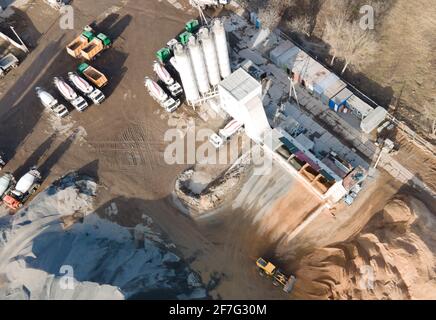 Impianto di betonaggio pronto per l'impasto. Produzione di Malta cementizia сoncrete e portland per costruzioni e casseforme. Versando calcestruzzo attraverso ad un pronto-m Foto Stock