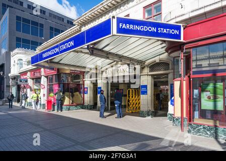 Esterno della stazione ferroviaria metropolitana di Farringdon, Londra, Inghilterra, Regno Unito Foto Stock