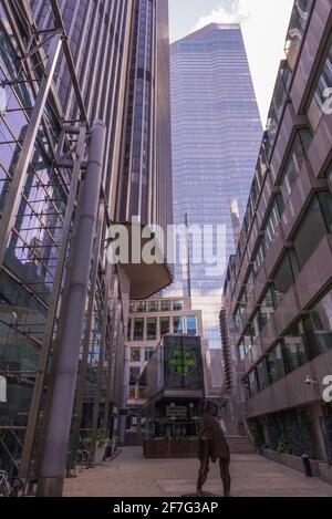 Il grattacielo di vetro di 22 Bishopsgate visto da Old Broad Street sotto la Torre 42. Città di Londra, Inghilterra, Regno Unito Foto Stock